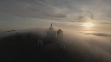Mikulov 'dan yaz videosu. Svat Kopeek, Güney Moravya, Çek Cumhuriyeti 'nde. Gün doğumunda çevirme.