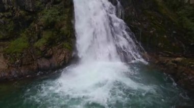 Dolomitlerdeki bir şelalenin hava görüntüleri. Şelale Şelalesi di Riva. İtalya 'daki Riva Nehri' nin insansız hava aracı videosu. 