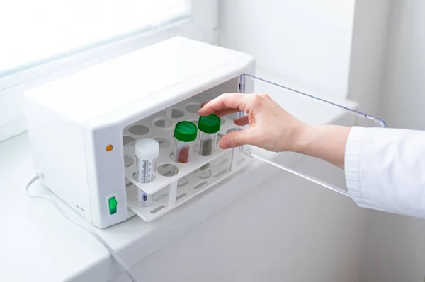 CRP makinesi. Kan deposu. Tıbbi araştırma için laboratuvar materyali.