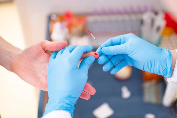 Bir doktor ofisindeki bir hastadan kan alır. Kapsamlı testler. CRP testleri. Laboratuvar kan testleri.. 