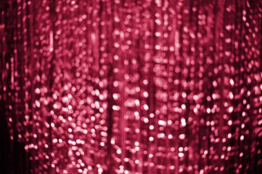 Bulanık odaklı arka plan. Parlak bokeh ışıkları. Noel ve yeni yıl için şenlikli bir geçmiş. Yaşasın Magenta toneri. Moda rengi 2023 
