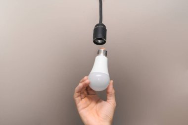 Adamın elindeki LED lamba. yakın plan