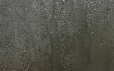 bardağa damlatıyor. ıslak pencere yoğunlaşması.