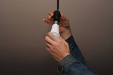 Lambayı LED lambalarla değiştirmek. Enerji tasarrufu kavramı.