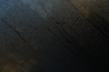 Islak cam damlalarının güzel soyut arkaplanı