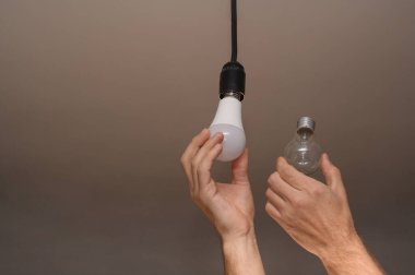 Lambadaki ampulü değiştiren adam, kapat.