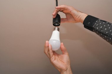 Bir elektrikçinin elindeki lamba.