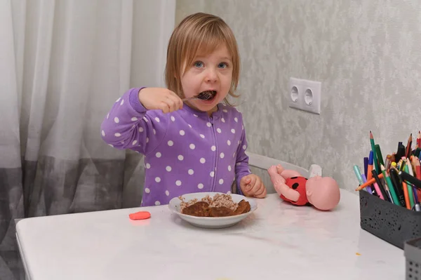 Little Girl Spoon Her Mouth Eats Porridge Appetite — Stock Photo, Image