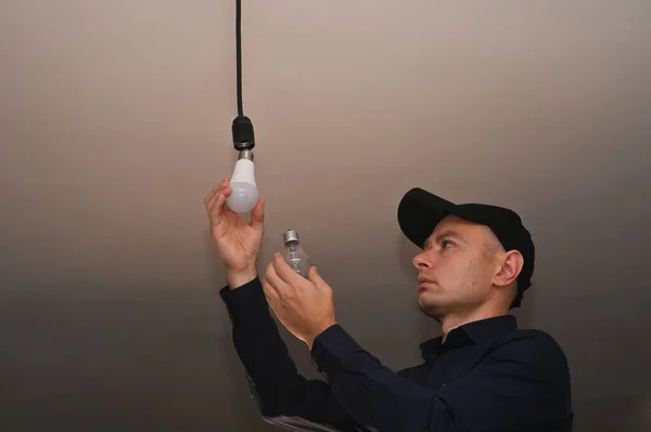 replacement of an incandescent lamp with an LED lamp.