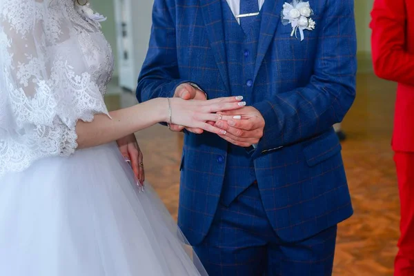 Vőlegény Gyűrűt Húz Menyasszonyra Házaspár Jegygyűrűt Cserél Egy Esküvői Ceremónián — Stock Fotó