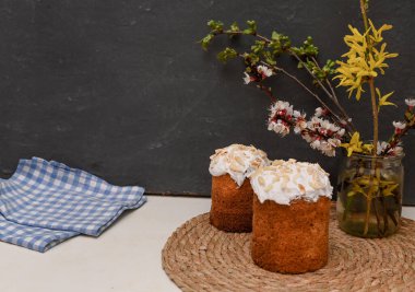 Paskalya pastaları masada. Paskalya bileşimi.