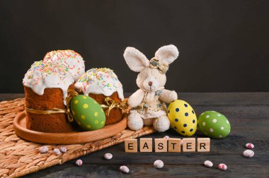 Paskalya pastaları masada. yakın plan.