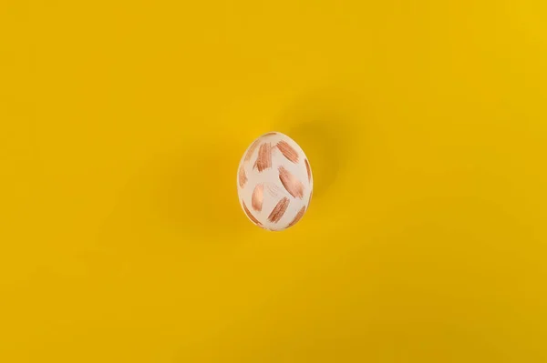 黄色の背景に金で飾られた卵 コンセプト ハッピーイースターエッグ — ストック写真