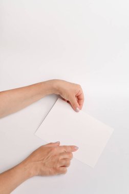 El beyaz bir çarşafı işaret ediyor. metin buraya