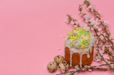 Pembe arka planda bıldırcın yumurtalı paskalya pastası. Yüksek kalite fotoğraf