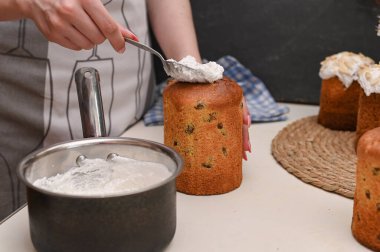 Bayramlık Paskalya pastasının dekorasyonu. 