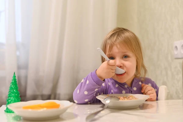 Kid Girl Eating Food Home — Stock Photo, Image