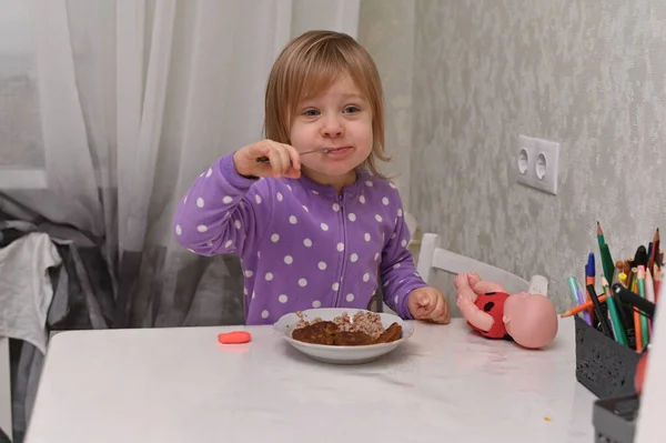 Cucchiaio Bocca Alle Bambine Mangia Molto Gustoso Lei — Foto Stock