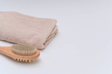 Masaj ve banyo havlusu için ahşap masaj fırçası. metin için yer