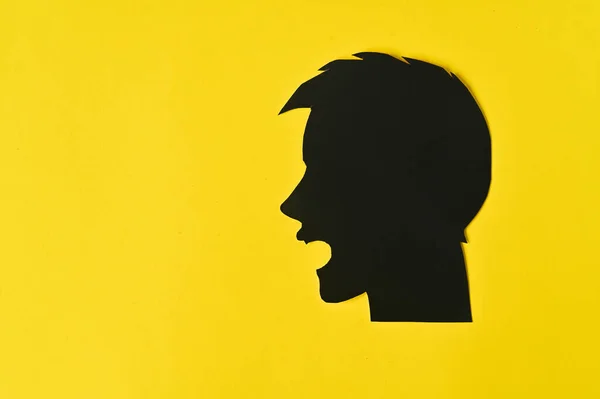 心理的援助の概念 若い男は非常に怒って悲鳴を上げる 頭のシルエット — ストック写真