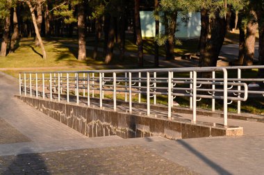 Engelli tekerlekli sandalye rampası. Yüksek kalite fotoğraf
