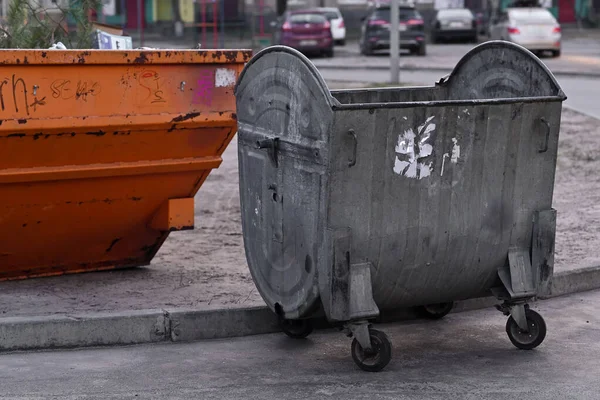 Duas Latas Lixo Metal Lixo Não Resolvido Livre — Fotografia de Stock