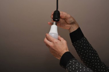 Enerji tasarruflu teknolojiler. Elde LED lamba.