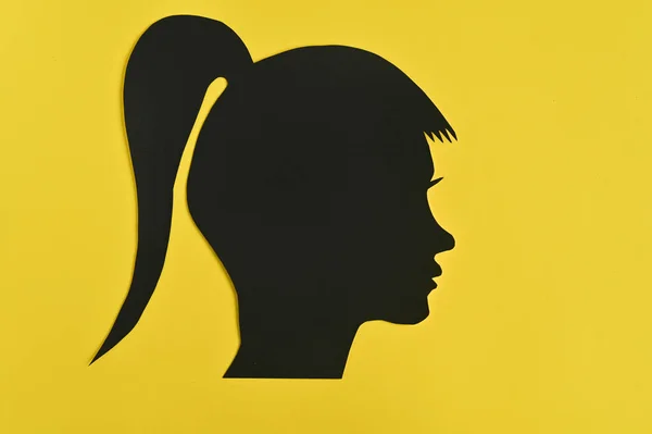 黄色の背景の女性の頭のシルエット — ストック写真