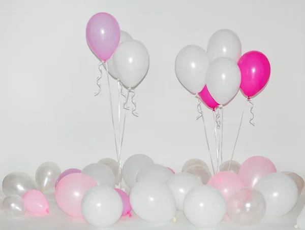 Veel Kleurrijke Ballonnen Versierd Een Witte Muur Achtergrond Vakantie Banner — Stockfoto