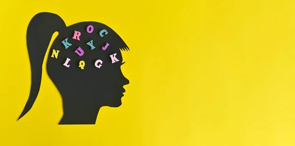 脳内の文字で女性の頭のシルエット 黄色の背景で コピースペース レイアウト — ストック写真