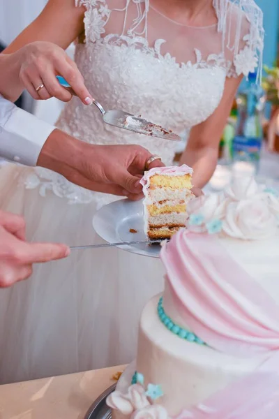 Разрезание Свадебного Торта Женихом Невестой — стоковое фото