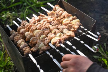 Şiş üstünde et. Şiş kebap ızgarada pişiyor.