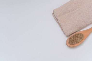 Masaj ve banyo havlusu için ahşap masaj fırçası. Spa konsepti