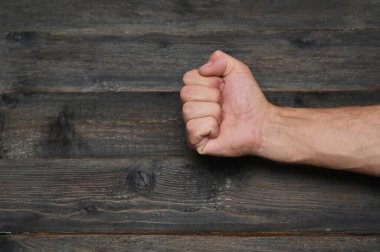 Adamın avucu bir yumruğa sıkıştı..