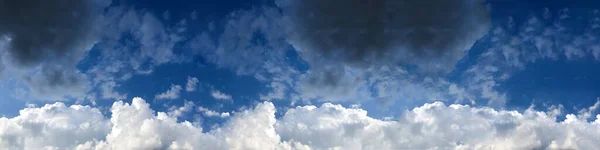 Fundo Panorâmico Uma Paisagem Celestial Com Nuvens Trovão Luz Solar — Fotografia de Stock