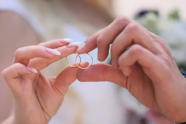 Noiva Noivo Segurar Alianças Casamento Close Fotos De Bancos De Imagens