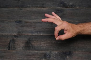 Erkek el yukarı bakıyor, evet. el hareketi