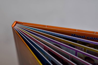 Okul fotoğraflarıyla dolu bir fotoğraf albümü. mezuniyet fotoğrafı defteri.