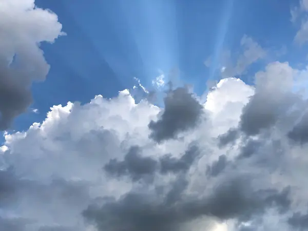 Текстурований Фон Небесний Пейзаж Грозовими Хмарами Променями Сонячного Світла Панорамне — стокове фото