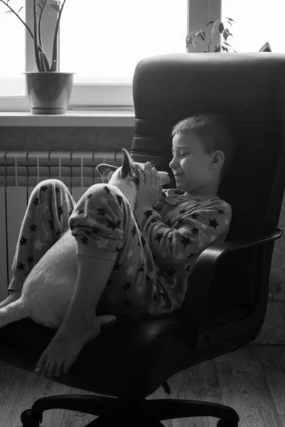 Мальчик Целуется Играя Дома Собакой Джека Рассела Черно Белое Фото — стоковое фото