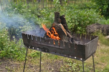 Izgaradaki odun yanıyor. konsept. 