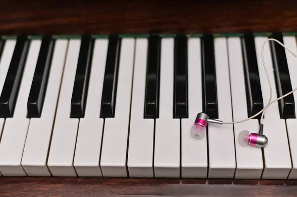 Klaviertastatur Kopfhörer Zum Musikhören — Stockfoto
