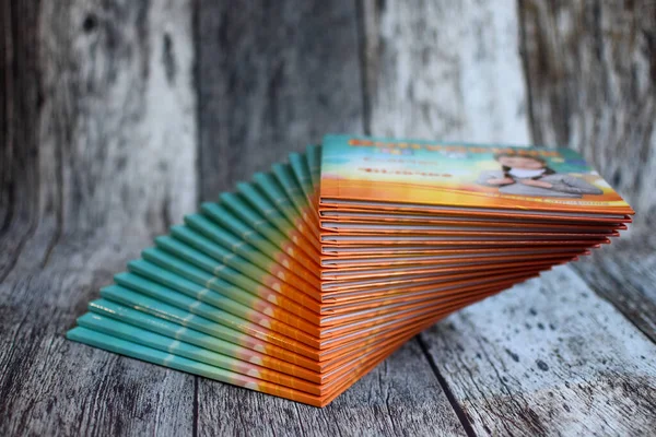 Fotoğraflı bir fotoğraf albümü. büyük kağıt yığını Fotobook.
