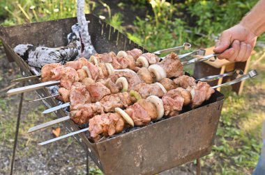 Et şiş kebap ızgarada pişiyor.