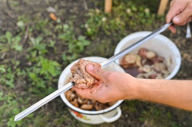 Barbekü için bir parça et bir şişe asılır. Şiş kebap pişirme hazırlığı.