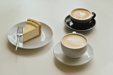 iki fincan sütlü kahve ve kek.