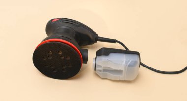 Eksantrik yörünge öğütme makinesi. bej bir arkaplanda.