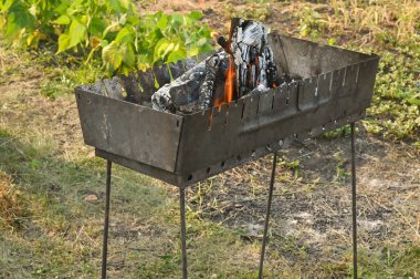 Izgarada odun yakmak. Kebap pişirme hazırlığı.