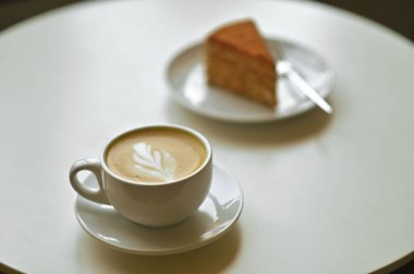 Kahve fincanıyla masada nefis bir pasta.