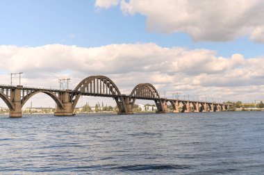 Dinyeper Nehri üzerinde büyük bir köprü. Ukrayna 'daki Dnipro şehrinde